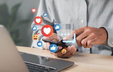 Imagen de un empresario reaccionando a contenido en sus redes sociales