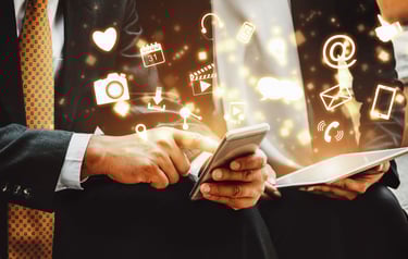 Imagen de empresarios subiendo contenido a sus redes sociales