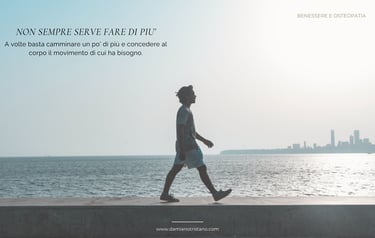 Persona che cammina all'aria aperta durante una passeggiata estiva per favorire benessere e moviment
