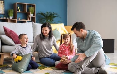 familia jugando en el salón de casa
