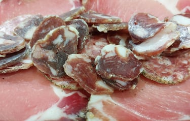 Primer plano de embutidos sardos caseros de Agrisole