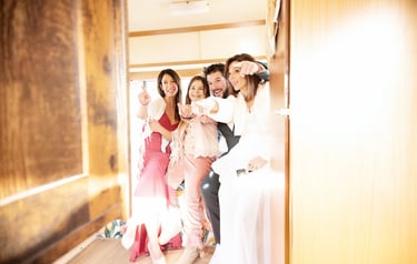 Invités utilisant la borne photo dans la caravane