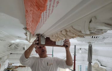Restauratie ornamenten plafond in Maastricht.