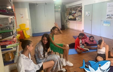 6 adolescents qui font le signe de reconnaissance du requin