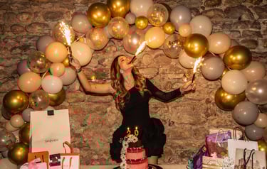 fille qui fête son anniversaire 