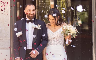 mariés devant la mairie, pluie de pétales