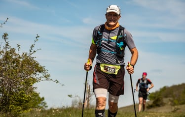 traileur en train de courir en montagne 