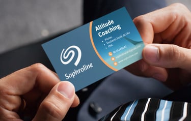 Personne tenant une carte professionnelle de coach bien-être pour pilotes en aéronautique.