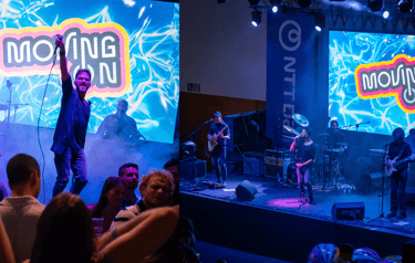 Collage de los músicos de Moving On tocando en directo y el logo proyectado en pantalla
