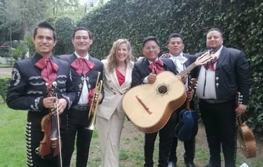 Integrantes de Mariachi Tequila y Amor listos para presentación en CDMX