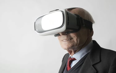 pagyvenęs vyras užsidėjęs virtualios realybės akinius terapijoje
