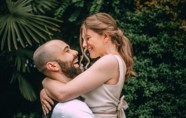 séance photo de couple engagement sur un domaine de mariage à Bourg-en-Bresse