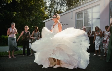 Danse de la mariée lors du vin d'honneur de son mariage dans le Beaujolais