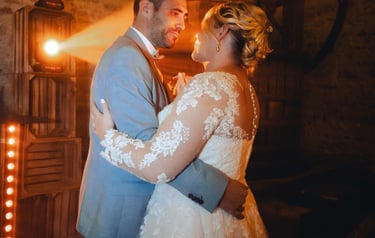 Première danse des mariés lors d'une soirée de mariage dans le Beaujolais 