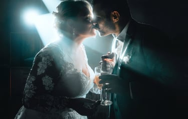 un couple s'embrassant lors de leur soirée de mariage couvert par un photographe 
