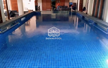 kolam renang minimalis dengan keramik berwarna biru tua.
