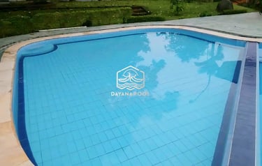 kolam renang sederhana dengan keramik roman berwarna biru muda dan motif biru tua.