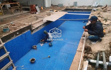 pemasangan keramik kolam renang berwarna biru oleh tim dayanapool.