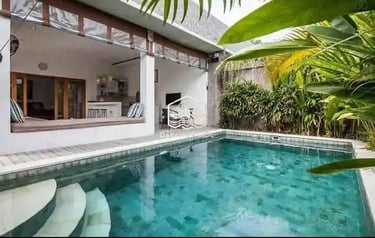 Desain kolam renang minimalis modern dengan air jernih di halaman belakang rumah