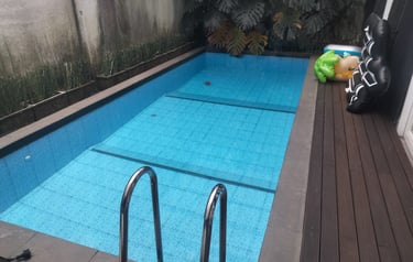 Kolaml renang minimalis dengan trap, cocok untuk keluarga.