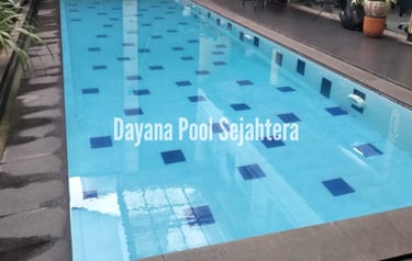 kolam renang sederhana dengan keramik roman berwarna biru muda dan motif biru tua.