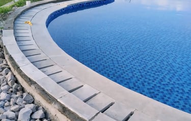 Kolam renang berbentuk lingkaran dan keramik berwarna biru.