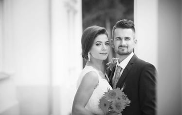 juodai balta fotografija vestuvių fotosesija. jaunoji ir jaunikis www.radvydasfoto.lt