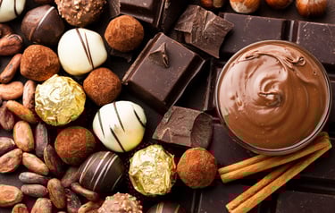 Seleção de barras de chocolate, trufas gourmet, especiarias e pasta cremosa de chocolate