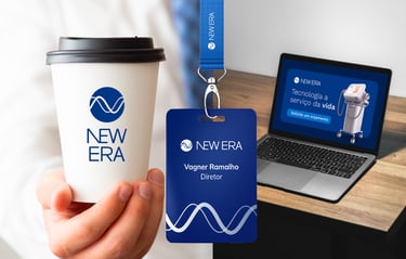 A imagem mostra um copo, um crachá e um laptop com a identidade visual New Era