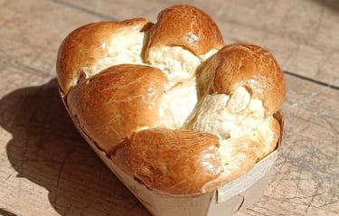 une brioche tressée artisanale