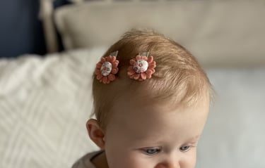 spinki kwiatki na głowie niemowlaka