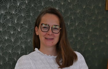 Delphine PORTEAUX thérapeute de couple dans son bureau où elle vous reçoit en thérapie de couple.