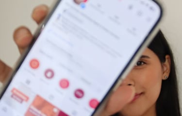 Valeria Fong mostrando el perfil de su instagram fong social media