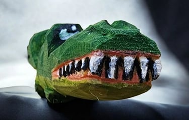 Carved alligator Jeffrey Rain