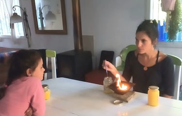 madre e hija frente a fuego homabariloche argentina