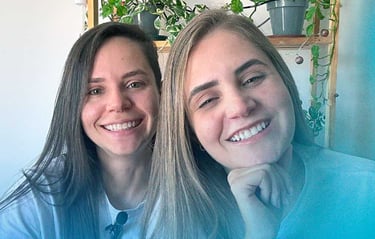 duas mulheres sorrindo