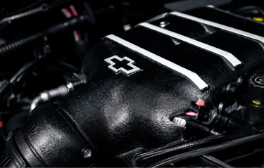 Novo motor V8 da Chevrolet em close revelado em teaser da futura Silverado esportiva