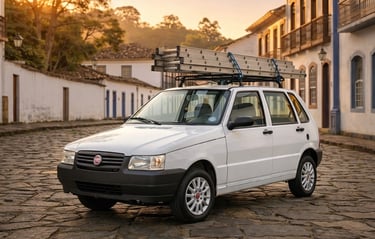 Fiat Uno com escada no teto em rua histórica, carro conhecido pela resistência no dia a dia