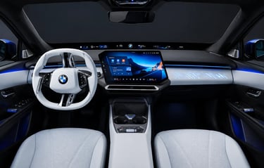 Interior futurista do BMW i3 elétrico com painel digital iluminado em azul e central multimídia