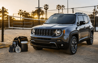 Jeep Renegade estacionado em frente a uma quadra de beach tennis ao amanhecer.