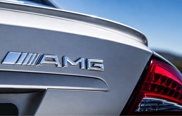 Logo AMG em Mercedes esportiva usada com visual premium e traseira iluminada