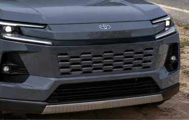 Frente da nova picape compacta da Toyota inspirada no RAV4 para rivalizar com a Ford Maverick