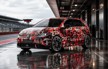 VW ID.Polo GTI elétrico em box estilo Fórmula 1 com piso brilhante