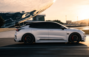 Zeekr 001 FR branco acelerando em pista ao pôr do sol