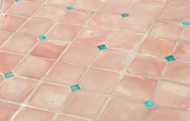 Carreaux terre cuite et cabochons verts