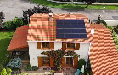 Installation de panneaux solaires photovoltaïques sur le toit d'une maison à étage / SOLAIRDOM
