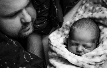 tata spogląda na swojego nowonarodzonego syna