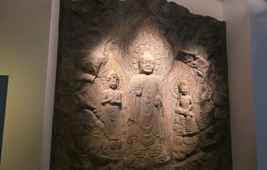 Rock carved Buddha ad Bodhisattvas