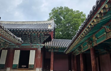 Architectural features of the main hall