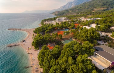 The photo shows the location of the tennis centre in Makarska next to the beach from the air.